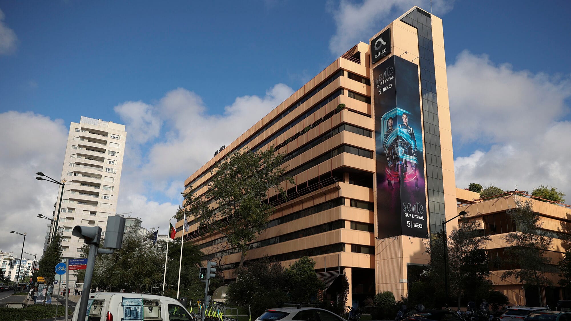 Altice Portugal massacre social 1000 virés d’un coup pour “l’IA” la dette et préparer une revente?